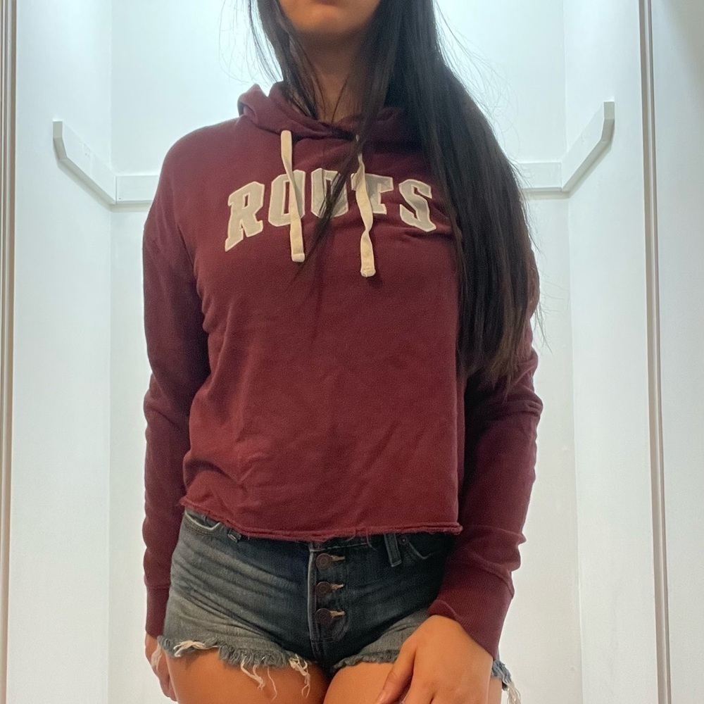 🍁 Women’s Roots Lightweight Sweater – Size Medium 🍁